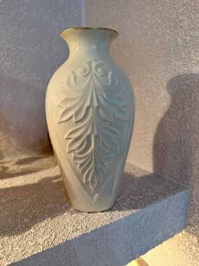 Lenox Elegant Cream Ceramic Vase with Gold Rim - Decorative Home Accent